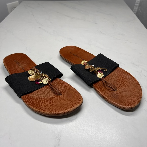 EUC Caressa Elastic Strap Thong Sandals - Picture 2 of 9